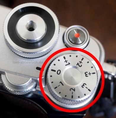 Ein spezieller Knopf zur Belichtungskorrektur (an einer Olympus Kamera)